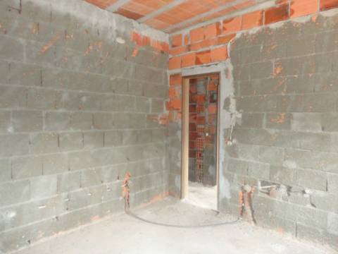 Prédio em Moitas Venda, de 3 pisos para comércio e habitação para finalizar construção