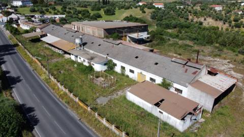 Armazém com cerca de 155 m de frente, localizado junto à estrada nacional N3