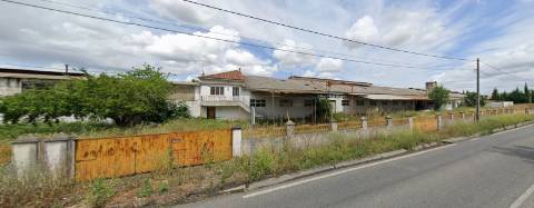 Armazém com cerca de 155 m de frente, localizado junto à estrada nacional N3