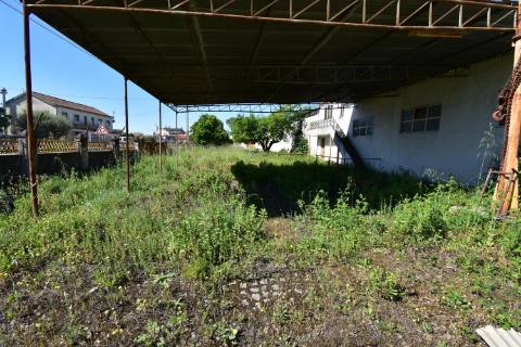 Armazém com cerca de 155 m de frente, localizado junto à estrada nacional N3