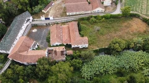 Conjunto de armazéns de atividade industrial com terreno.