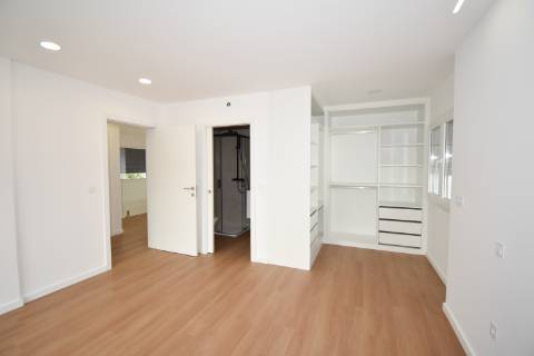 Moradia Independente Remodelada com Open Space, Garagem Dupla e Excelente Localização em Tomar