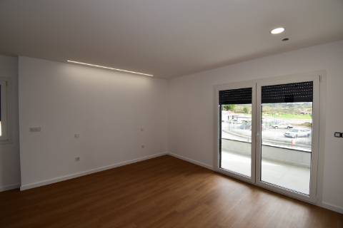 Moradia Independente Remodelada com Open Space, Garagem Dupla e Excelente Localização em Tomar
