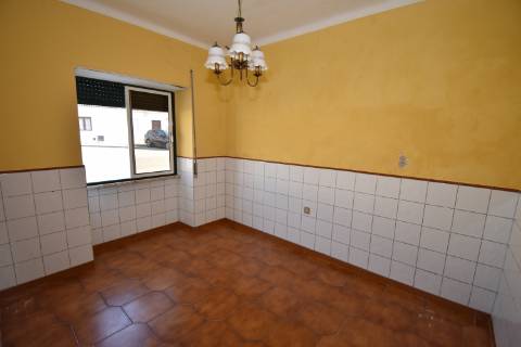 Moradia térrea com quintal e garagem com ótimos acessos à A23 na Atalaia