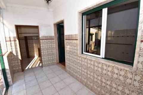 Moradia térrea com quintal e garagem com ótimos acessos à A23 na Atalaia