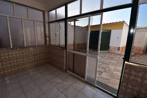 Moradia térrea com quintal e garagem com ótimos acessos à A23 na Atalaia