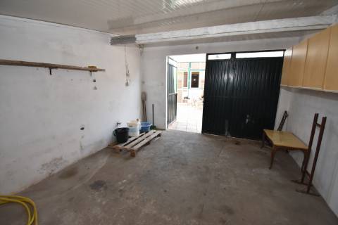 Moradia térrea com quintal e garagem com ótimos acessos à A23 na Atalaia