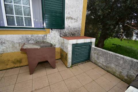 Conjunto de 2 terrenos rústicos com moradia térrea T2 localizado nas Mouriscas