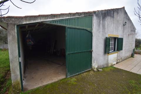 Conjunto de 2 terrenos rústicos com moradia térrea T2 localizado nas Mouriscas