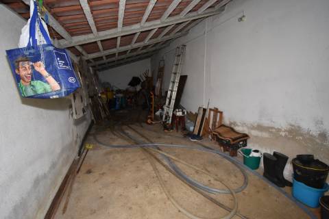 Conjunto de 2 terrenos rústicos com moradia térrea T2 localizado nas Mouriscas