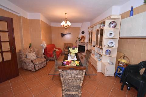 Conjunto de 2 terrenos rústicos com moradia térrea T2 localizado nas Mouriscas