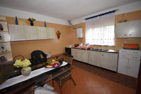 Conjunto de 2 terrenos rústicos com moradia térrea T2 localizado nas Mouriscas