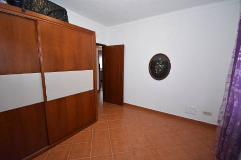 Conjunto de 2 terrenos rústicos com moradia térrea T2 localizado nas Mouriscas
