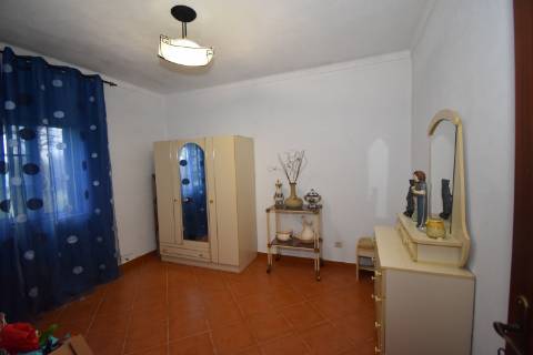 Conjunto de 2 terrenos rústicos com moradia térrea T2 localizado nas Mouriscas