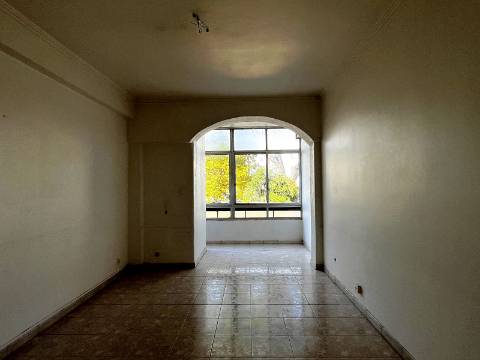 Apartamento T2 em Oeiras | Em remodelação Total + Varanda