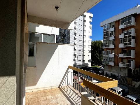 Apartamento T2 em Oeiras | Em remodelação Total + Varanda