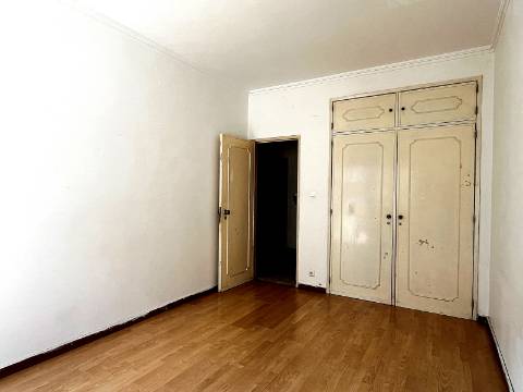 Apartamento T2 em Oeiras | Em remodelação Total + Varanda