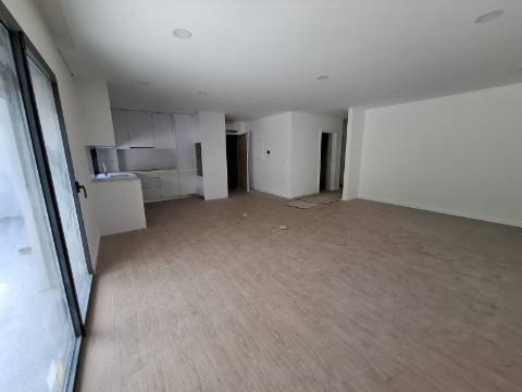 Apartamento T3 com Terraço no R/Chão em Esgueira, Aveiro