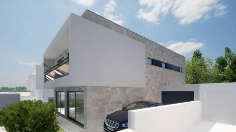 Moradia T4 geminada pela garagem à venda em Esgueira