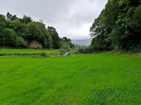 VENDA de AMPLO TERRENO rústico com pastagem e mata - Sete Cidades, Ponta Delgada, Ilha de São Miguel, Açores