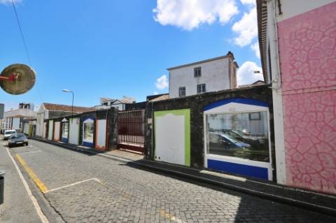 VENDA de AMPLO EDIFÍCIO/PRÉDIO no Centro Histórico de Ponta Delgada (São José), Ilha São Miguel, Açores