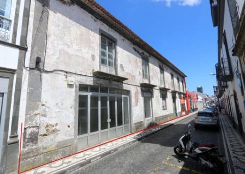 VENDA de AMPLO EDIFÍCIO/PRÉDIO no Centro Histórico de Ponta Delgada (São José), Ilha São Miguel, Açores