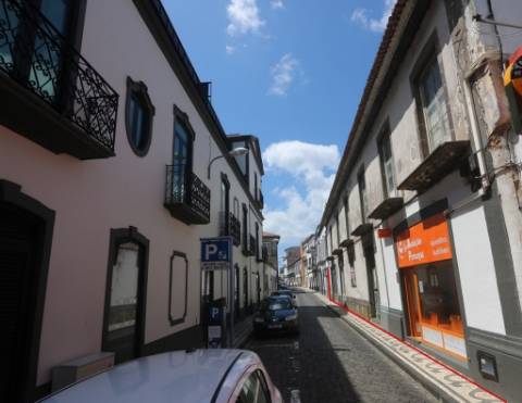 VENDA de AMPLO EDIFÍCIO/PRÉDIO no Centro Histórico de Ponta Delgada (São José), Ilha São Miguel, Açores