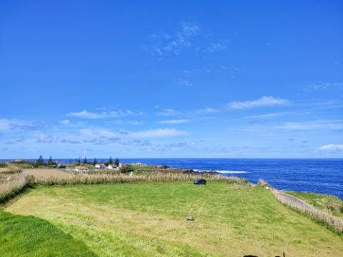 VENDA de AMPLO TERRENO à Beira Mar, nos Mosteiros, Ponta Delgada, com excelente vista panorâmica sobre o mar e serra