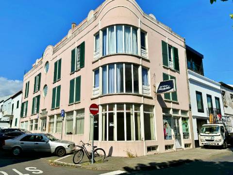 AMPLO EDIFÍCIO para VENDA com ÁREA COMERCIAL, ARMAZÉM e 9 APARTAMENTOS - Ponta Delgada, Ilha de São Miguel, Açores