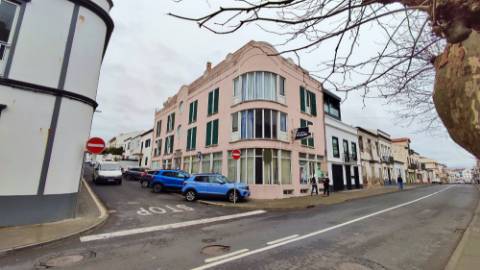 AMPLO EDIFÍCIO para VENDA com ÁREA COMERCIAL, ARMAZÉM e 9 APARTAMENTOS - Ponta Delgada, Ilha de São Miguel, Açores