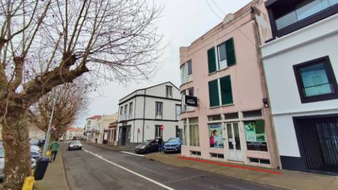 AMPLO EDIFÍCIO para VENDA com ÁREA COMERCIAL, ARMAZÉM e 9 APARTAMENTOS - Ponta Delgada, Ilha de São Miguel, Açores