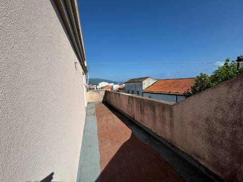 AMPLO EDIFÍCIO para VENDA com ÁREA COMERCIAL, ARMAZÉM e 9 APARTAMENTOS - Ponta Delgada, Ilha de São Miguel, Açores