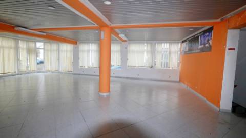 AMPLO EDIFÍCIO para VENDA com ÁREA COMERCIAL, ARMAZÉM e 9 APARTAMENTOS - Ponta Delgada, Ilha de São Miguel, Açores