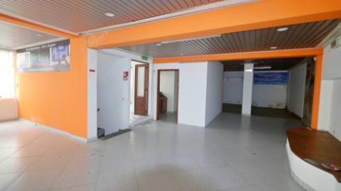 AMPLO EDIFÍCIO para VENDA com ÁREA COMERCIAL, ARMAZÉM e 9 APARTAMENTOS - Ponta Delgada, Ilha de São Miguel, Açores