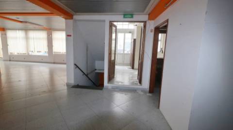 AMPLO EDIFÍCIO para VENDA com ÁREA COMERCIAL, ARMAZÉM e 9 APARTAMENTOS - Ponta Delgada, Ilha de São Miguel, Açores