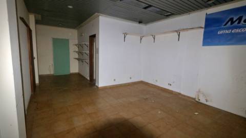 AMPLO EDIFÍCIO para VENDA com ÁREA COMERCIAL, ARMAZÉM e 9 APARTAMENTOS - Ponta Delgada, Ilha de São Miguel, Açores
