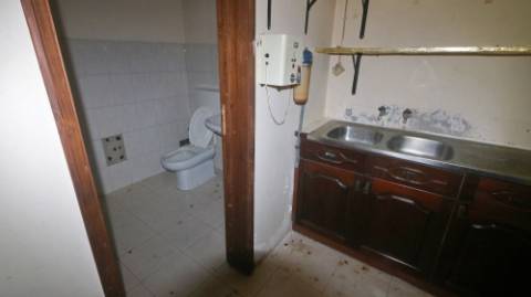 AMPLO EDIFÍCIO para VENDA com ÁREA COMERCIAL, ARMAZÉM e 9 APARTAMENTOS - Ponta Delgada, Ilha de São Miguel, Açores