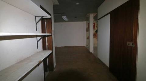 AMPLO EDIFÍCIO para VENDA com ÁREA COMERCIAL, ARMAZÉM e 9 APARTAMENTOS - Ponta Delgada, Ilha de São Miguel, Açores