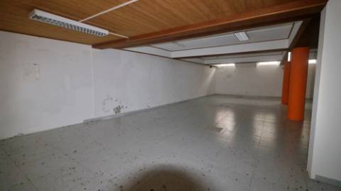 AMPLO EDIFÍCIO para VENDA com ÁREA COMERCIAL, ARMAZÉM e 9 APARTAMENTOS - Ponta Delgada, Ilha de São Miguel, Açores
