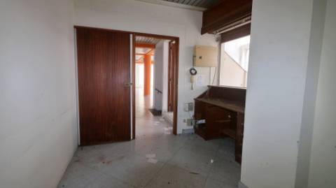 AMPLO EDIFÍCIO para VENDA com ÁREA COMERCIAL, ARMAZÉM e 9 APARTAMENTOS - Ponta Delgada, Ilha de São Miguel, Açores