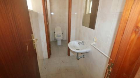 AMPLO EDIFÍCIO para VENDA com ÁREA COMERCIAL, ARMAZÉM e 9 APARTAMENTOS - Ponta Delgada, Ilha de São Miguel, Açores