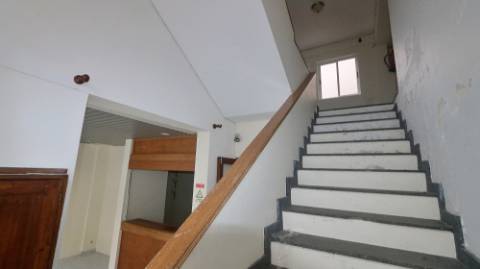 AMPLO EDIFÍCIO para VENDA com ÁREA COMERCIAL, ARMAZÉM e 9 APARTAMENTOS - Ponta Delgada, Ilha de São Miguel, Açores