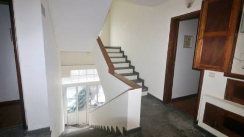 AMPLO EDIFÍCIO para VENDA com ÁREA COMERCIAL, ARMAZÉM e 9 APARTAMENTOS - Ponta Delgada, Ilha de São Miguel, Açores