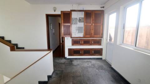 AMPLO EDIFÍCIO para VENDA com ÁREA COMERCIAL, ARMAZÉM e 9 APARTAMENTOS - Ponta Delgada, Ilha de São Miguel, Açores