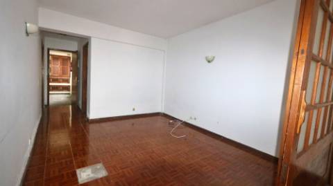 AMPLO EDIFÍCIO para VENDA com ÁREA COMERCIAL, ARMAZÉM e 9 APARTAMENTOS - Ponta Delgada, Ilha de São Miguel, Açores