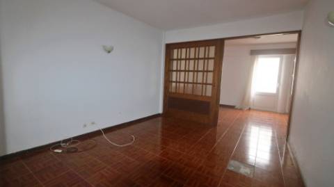 AMPLO EDIFÍCIO para VENDA com ÁREA COMERCIAL, ARMAZÉM e 9 APARTAMENTOS - Ponta Delgada, Ilha de São Miguel, Açores