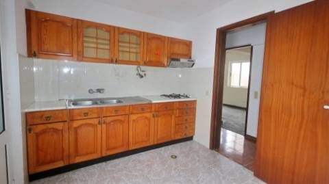 AMPLO EDIFÍCIO para VENDA com ÁREA COMERCIAL, ARMAZÉM e 9 APARTAMENTOS - Ponta Delgada, Ilha de São Miguel, Açores