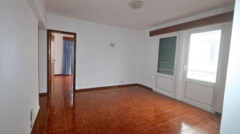 AMPLO EDIFÍCIO para VENDA com ÁREA COMERCIAL, ARMAZÉM e 9 APARTAMENTOS - Ponta Delgada, Ilha de São Miguel, Açores