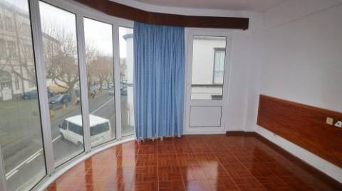 AMPLO EDIFÍCIO para VENDA com ÁREA COMERCIAL, ARMAZÉM e 9 APARTAMENTOS - Ponta Delgada, Ilha de São Miguel, Açores