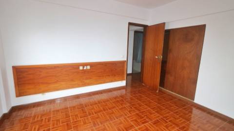 AMPLO EDIFÍCIO para VENDA com ÁREA COMERCIAL, ARMAZÉM e 9 APARTAMENTOS - Ponta Delgada, Ilha de São Miguel, Açores